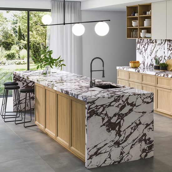 cocina con isla y pierna en Ascale Calacatta Viola