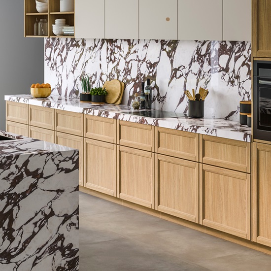 una cocina moderna con gabinetes de madera y encimeras Ascale Calacatta Viola