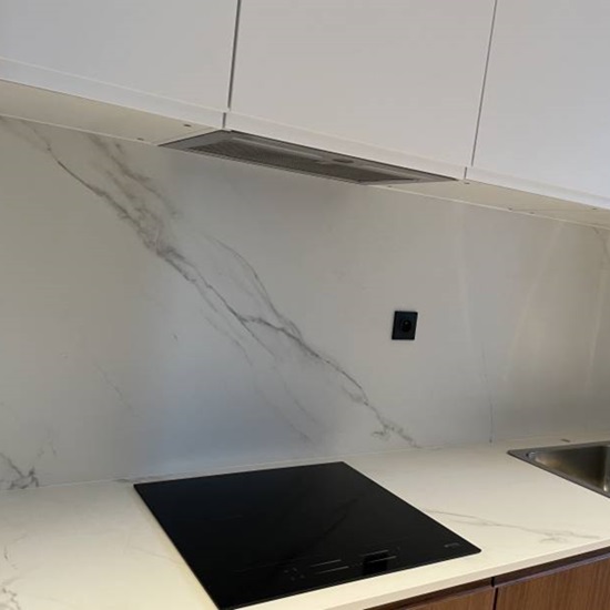 salpicadero de cocina mesa ABK Stone Calacatta Grey