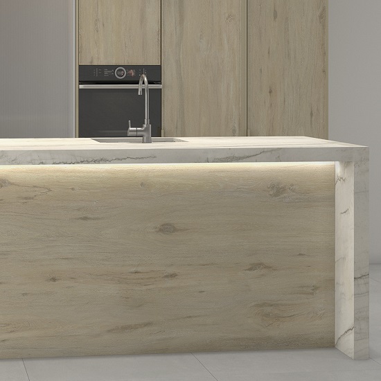 una cocina con el porcelanico efecto madera Ascale Boreal Sand