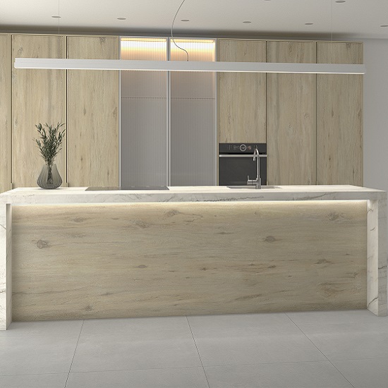 una isla de cocina en isla cocina encimera Ascale Boreal Sand con una cascada en marmol blanco