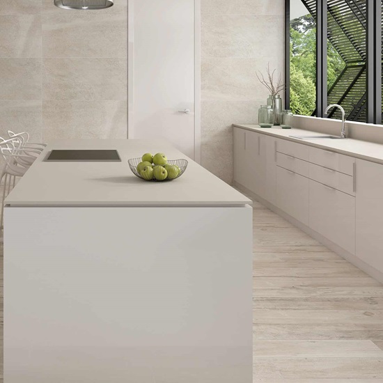 encimeras Ascale Taj Mahal Almond en una cocina moderna con isla