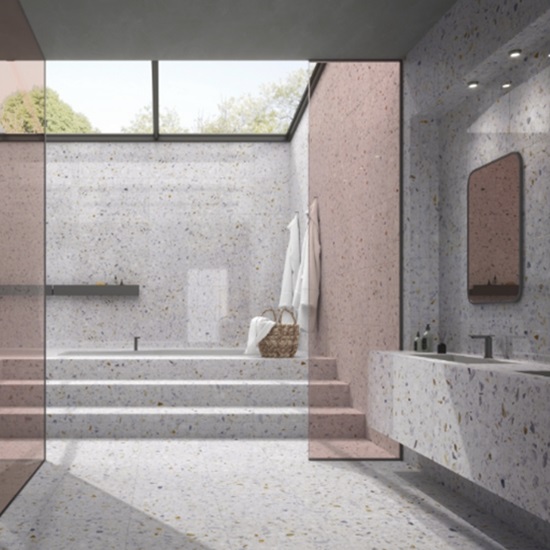 lavabo y paredes de Terrazo Arabescato Bianco