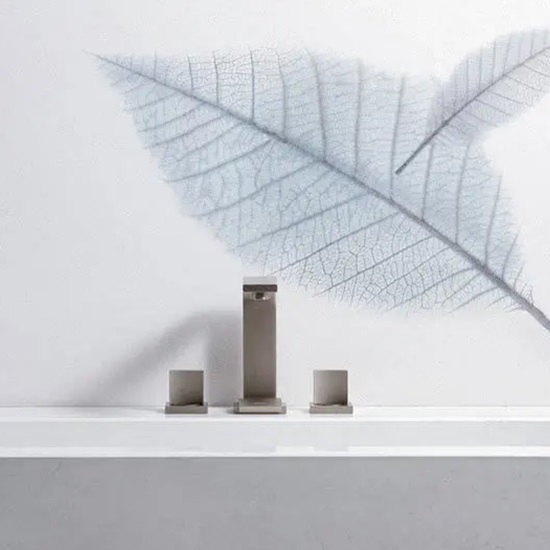 una encimera terrazo Magnolia y decoración de una pluma