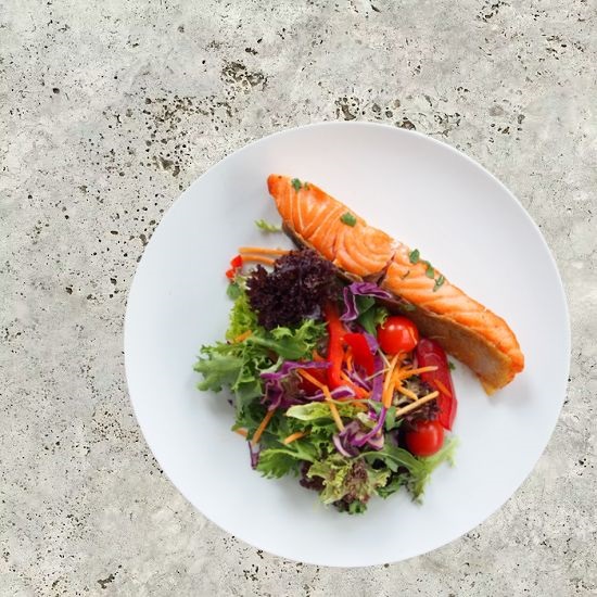 encimera Dekton Sabbia y un plato de comida