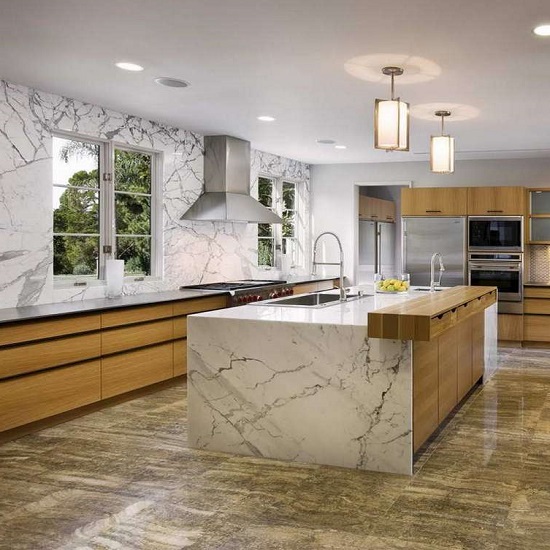 una cocina con muebles de madera y encimeras de cocina mármol Calacatta Verde