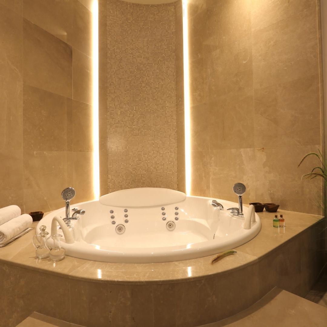 spa y bañera en mármol Colossal Cream