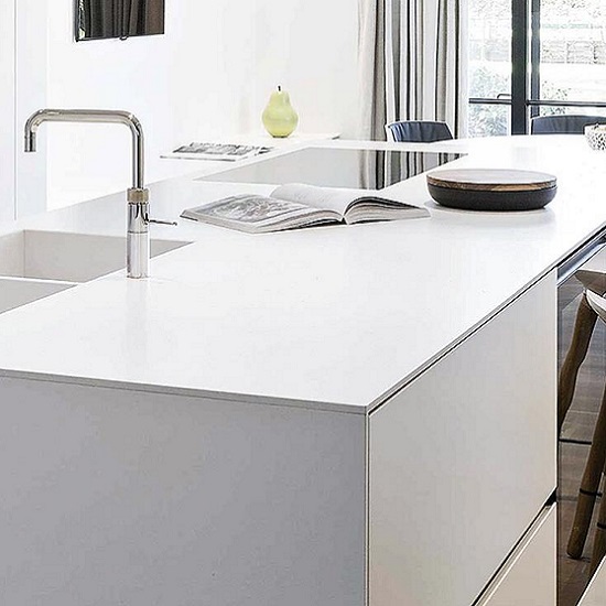 una isla de cocina en cascada en Silestone Miami White