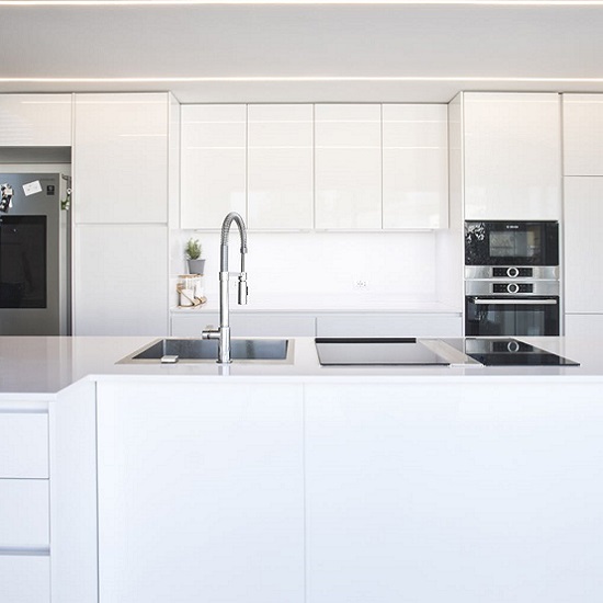 cocina blanca con encimeras y frente de cuarzo Silestone Miami White