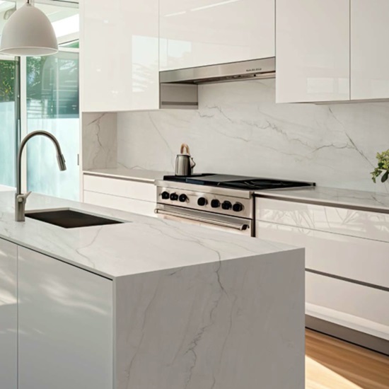 cocina blanca con encimeras Techlam Montblanc