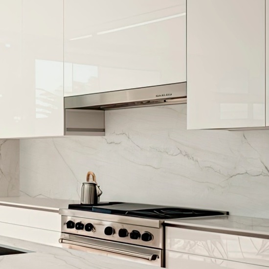 salpicadero Techlam Montblanc en una cocina blanca