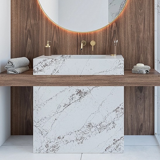 un baño con un lavabo de piso Technistone Bronze Coast