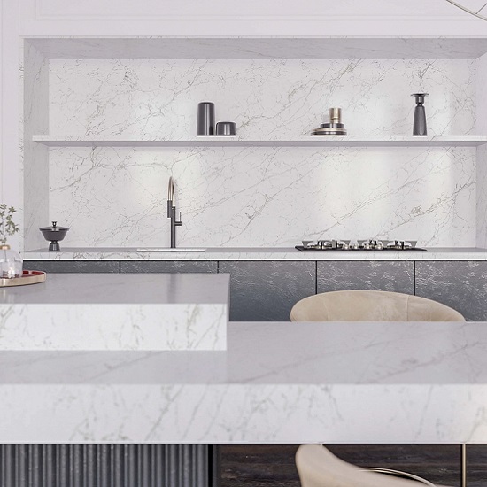 una cocina moderna con cuarzo Technistone Calacatta Olympos en la isla