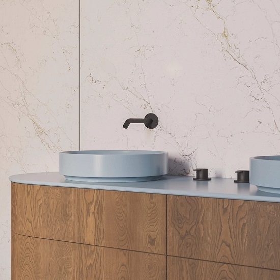 foto de un baño con cuarzo Technistone Calacatta Olympos en la pared