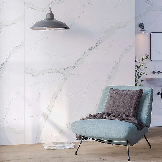 pared en sala de estar revestida con cuarzo Technistone Calacatta Pastino
