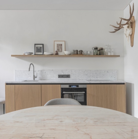 mesa terrazo blanco Doge en una cocina blanca