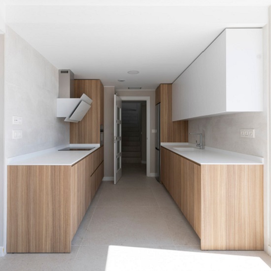encimeras Porcelanosa Xtone E Wood Camel en una cocina blanca