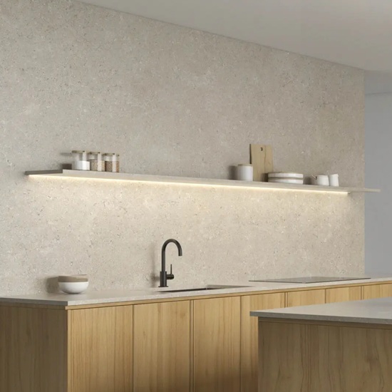 cocina con encimeras Ascale Antalya Sand, pared y estante