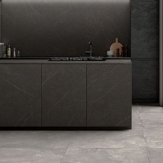 una cocina con una isla y encimeras Ascale Allure Black