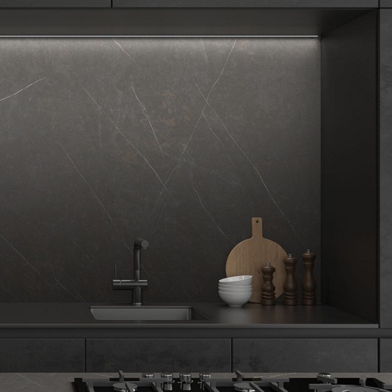 un baño con revestimiento Ascale Allure Black