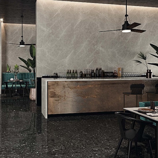 una cocina con superficies Ascale Armani Silver