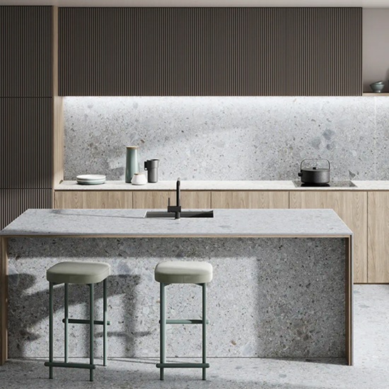 una cocina con madera y encimeras porcelánicas Ascale Ceppo Di Gre