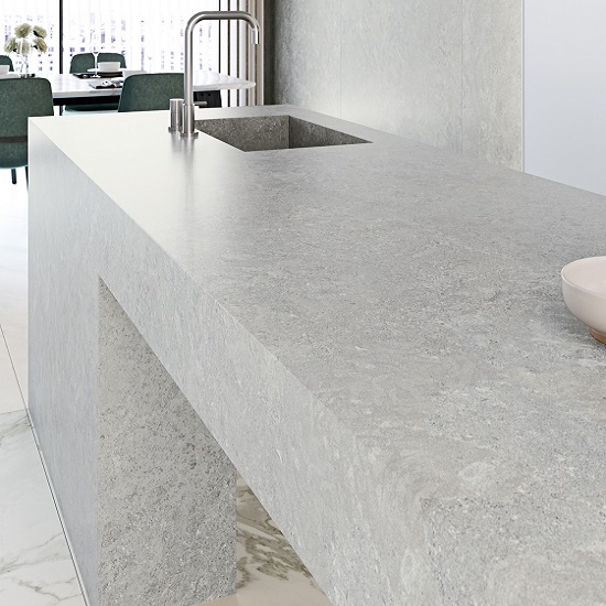 una cocina con enimera Ascale Borgogna Silver