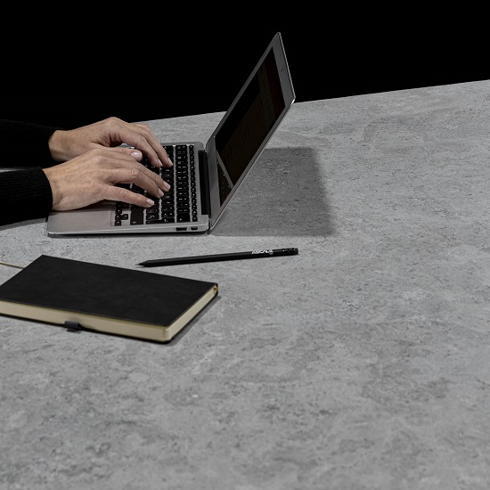 un escritorio de oficina hecho con Ascale Borgogna Silver