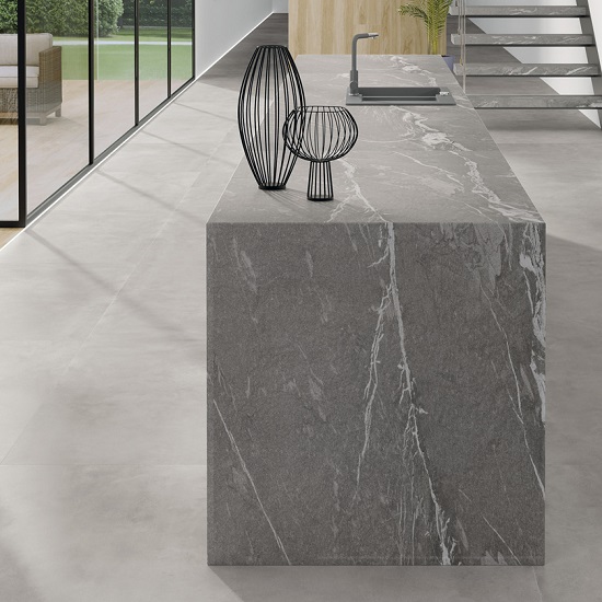 una cocina con una isla en cascada en isla cocina Ascale Cardoso Gray