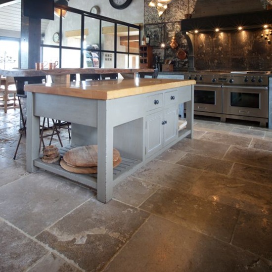 cocina revestida con Caliza Gris Borgoña