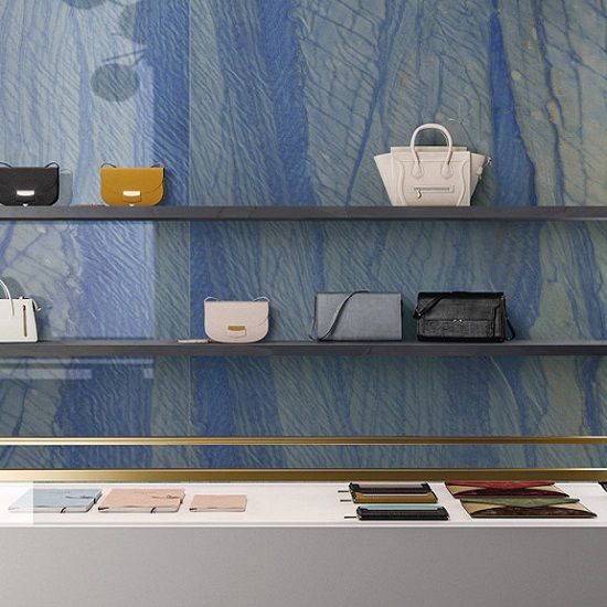 revestimiento de pared en pared Cuarcita Azul Macaubas en una tienda de moda