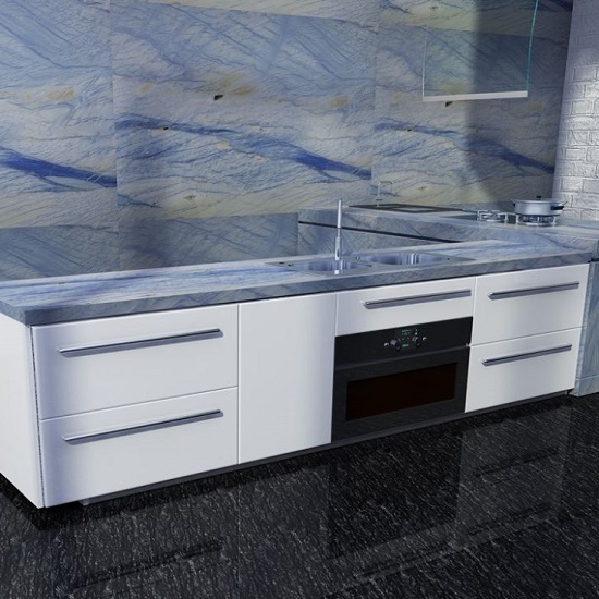 una cocina con muebles blancos, encimeras de pared Cuarcita Azul Macaubas y salpicadero haciendo juego