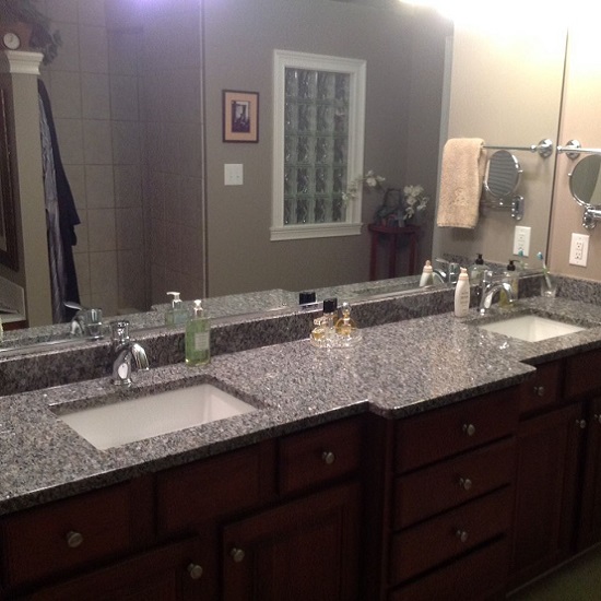 un baño con lavabo de Granito Azul Platino