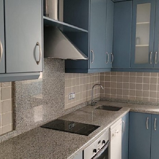 una cocina con encimeras de Granito Azul Platino