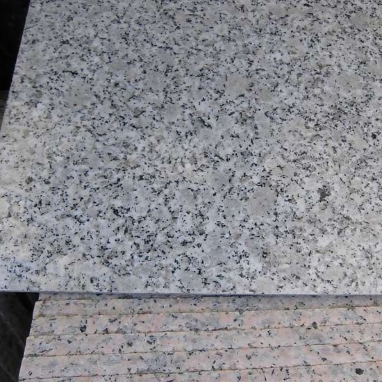 una pared de Granito Blanco Castilla