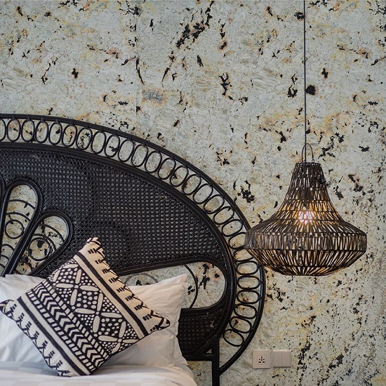 pared revestida con Granito Colonial Gold