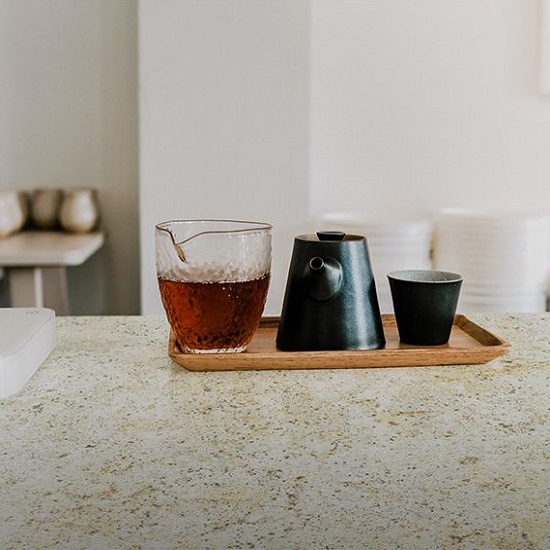 cocina blanca con encimera de Granito Colonial Gold
