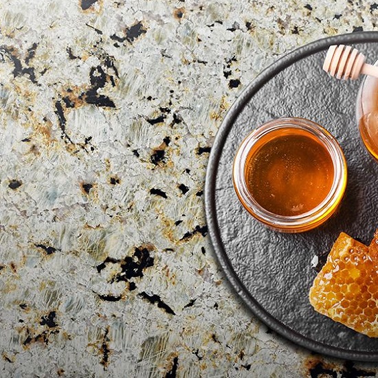 una barra de Granito Colonial Gold y una bandeja con miel
