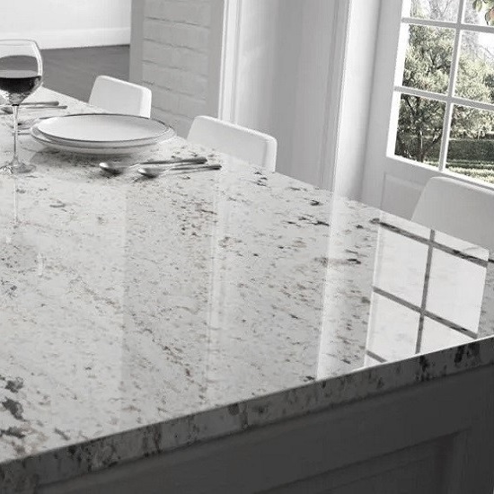 una isla de Granito Colonial White de 3cm de grosor
