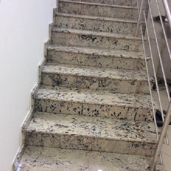escalones en Granito Delicatus