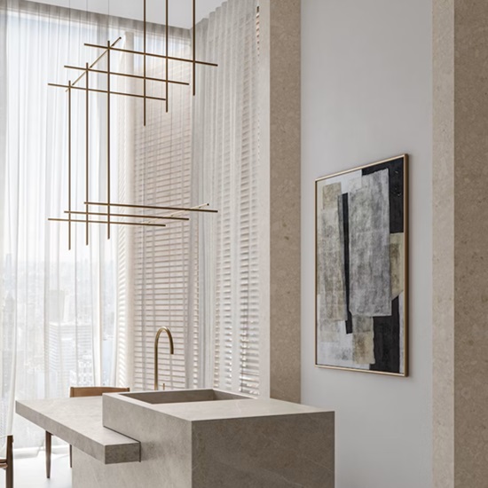 una cocina con encimeras Dekton Ava y un candelabro simétrico dorado