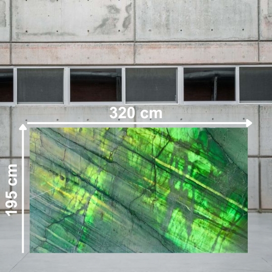 imagen de una tabla de cuarcita Verde Botánica on luz natural detras