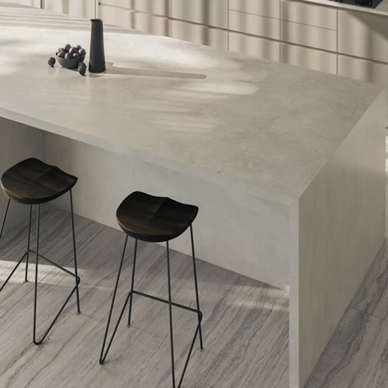 una isla con cascada Dekton Sandik en una cocina
