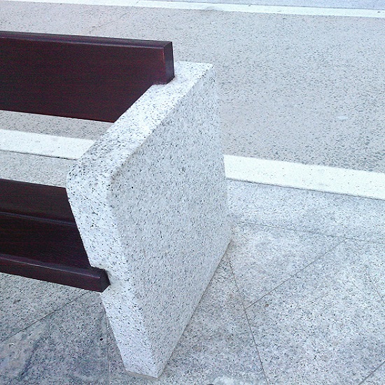 un banco exterior de Granito Blanco Perla