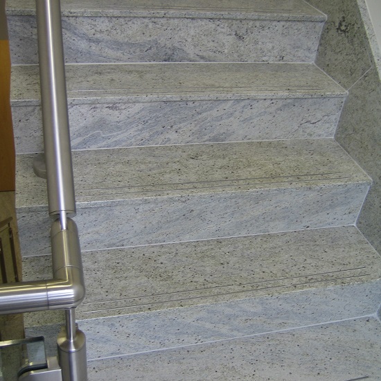 escalones de isla de cocina en Granito Kashmir White