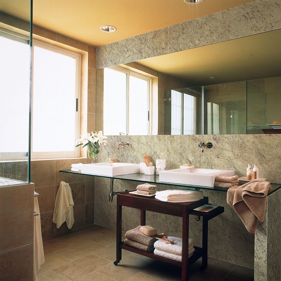 un baño con lavabo de Granito Kashmir White