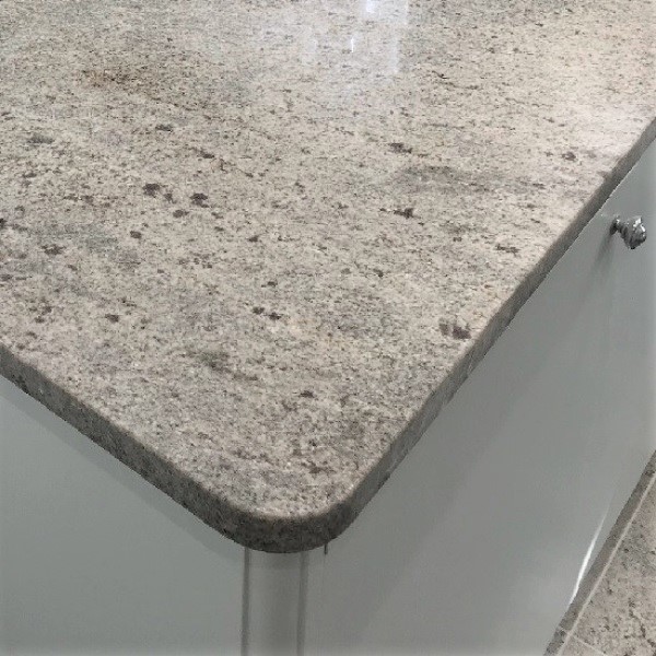una mesa de Granito Kashmir White 2 cm grosor