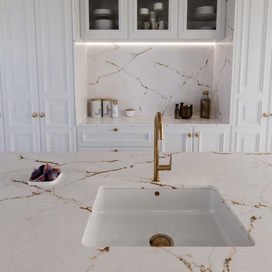 una cocina con la encimera y la pared con Silestone Versailles Ivory