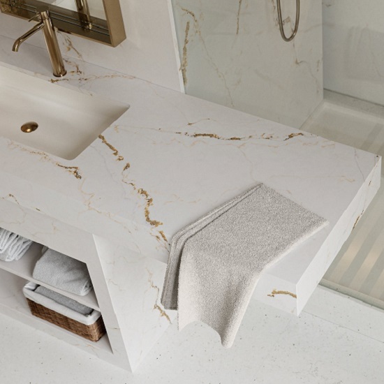 un mesa Silestone Versailles Ivory on cantos ingletes