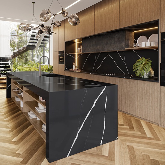 una cocina con encimeras e isla con cascadas en opzstone Arcano